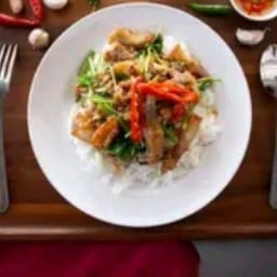 ผัดคึ่นฉ่ายราดข้าว