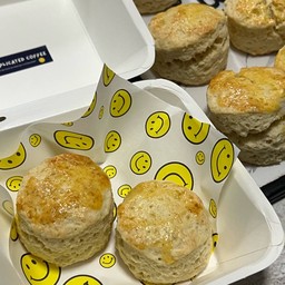 Scones ออริจินัล 2 ชิ้น อบร้อนๆ ทานคู่กับแยมสตอร์เบอรี่โฮมเมด