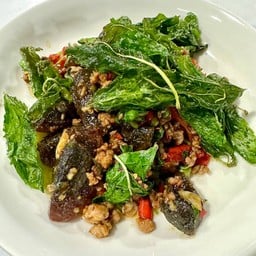 กระเพราไข่เยี่ยวม้า