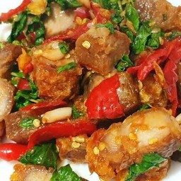 กระเพราหมูกรอบราดข้าว