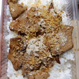 ตับหมูทอดกระเทียมราดข้าว