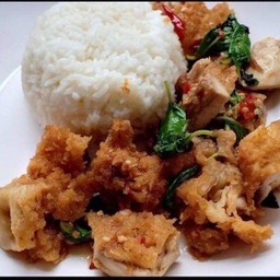 กระเพราไก่กรอบรสเด็ด