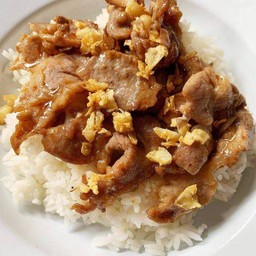 หมูชิ้นทอดกระเทียมพริกไทยราดข้าว