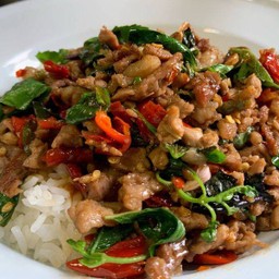 ผัดกะเพราเนื้อสับราดข้าว