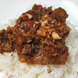 หมูตุ๋นทอดกระเทียมพริกไทยราดข้าว