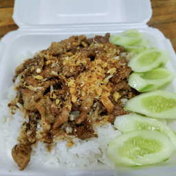 ข้าวหมูทอดกระเทียมฟรีไข่ดาว