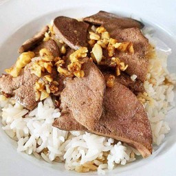 ตับทอดกระเทียมพริกไทยราดข้าว