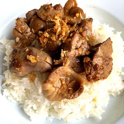 เครื่องในไก่ทอดกระเทียมพริกไทยราดข้าว