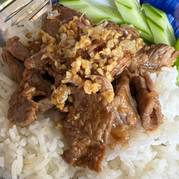 เนื้อชิ้นทอดกระเทียมพริกไทยราดข้าว