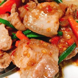 หมูผัดกะปิราดข้าว