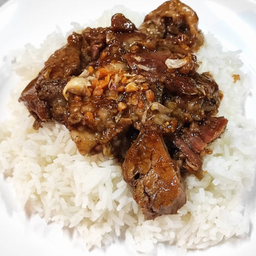 เนื้อตุ๋นทอดกระเทียมพริกไทยราดข้าว