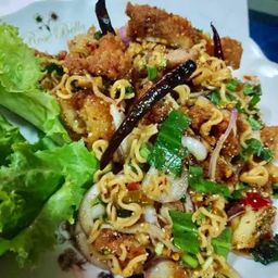 ยำมาม่าไก่กรอบ