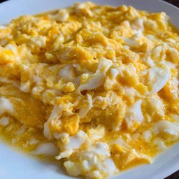 ไข่ขยี้ยุบยับเยินราดข้าว