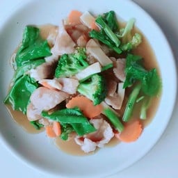 ราดหน้าหมูหมักผักรวม