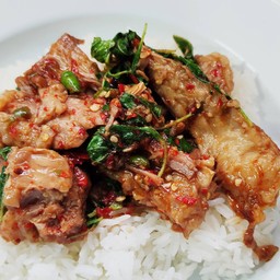 ผัดกะเพราเนื้อตุ๋นราดข้าว