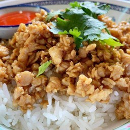 ไก่ทอดกระเทียมพริกไทยราดข้าว