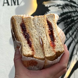 แซนวิชเนยถั่วสตรอว์เบอร์รี่