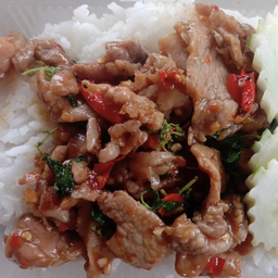 ข้าวกระเพาหมูชิ้นฟรีไข่ดาว