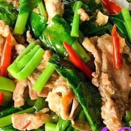 ข้าวคะน้าหมูชิ้นฟรีไข่ดาว