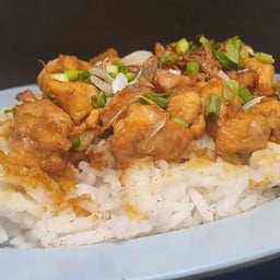 ไก่ผัดกระเทียมพริกไทย ราดข้าว