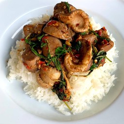 ผัดกะเพราเครื่องในไก่ราดข้าว