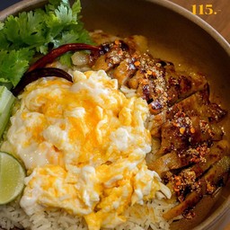 ข้าวหมูย่างเเจ่วไข่ข้น