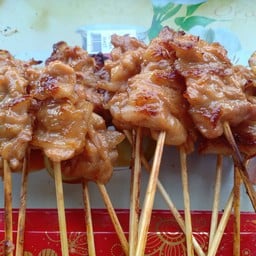น้องอ้อมหมูปิ้ง หน้ารพ.ร้อยเอ็ด