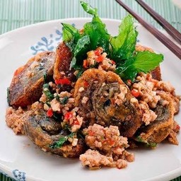 กะเพรากรอบไข่เยี่ยวม้า ( พร้อมข้าว )