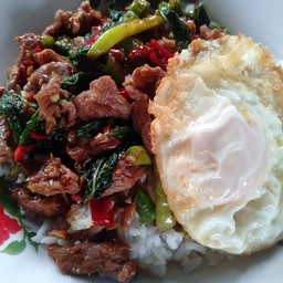 กระเพราเนื้อไข่ดาวราดข้าว