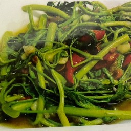 ผัดผักกระเฉดไฟแดง