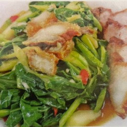 คะน้าหมูกรอบ