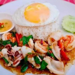 ข้าวกระเพราปลาหมึก ไข่ดาว