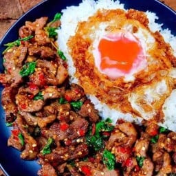 ติดเนื้อ (กะเพราพริกแห้ง)