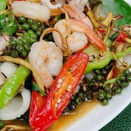 กะเพราไก่ชิ้น+ไข่เจียว