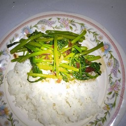 ผัดผักบุ้งราดข้าว