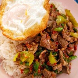 กะเพาเนื้อราดข้าว+ไข่ดาว..(หรือไข่เจียวโปรดระบุ)