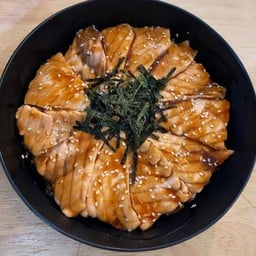 ข้าวหน้าแซลมอนเกรย์มีทเบิร์นไฟ