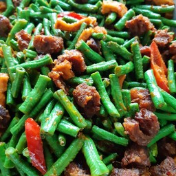 ผัดพริกแกงถั่วหมูกรอบ