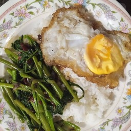 ผัดผักบุ้งราดข้าว + ไข่ดาว