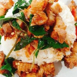 หมูกรอบผัดกะเพราราดข้าว
