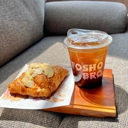 Set สุดคุ้ม! กาแฟ + Almond croissant