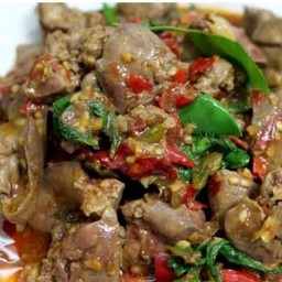 ผัดกระเพราเครื่องในไก่ราดข้าว