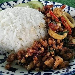 ข้าวผัดกระเพรารวม หมู หมึก กุ้ง