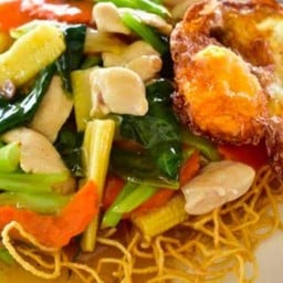 ราดหน้าหมี่กรอบไก่+ไข่ดาว