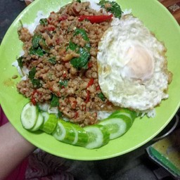 กระเพราหมูสับราดข้าว+ไข่ดาว