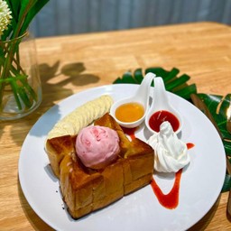 ฮันนี่โทสต์สตอเบอร์รี่