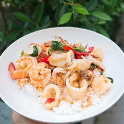 กระเพราทะเลรวม(ไข่ดาว)กุ้ง หมึก