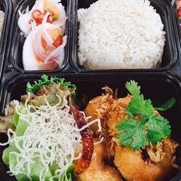 ข้าว-กุ้งทอดซอสมะขาม+ยำไข่ต้ม