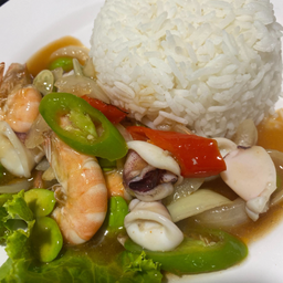 ข้าวผัดพริกแกงสะตอทะเล