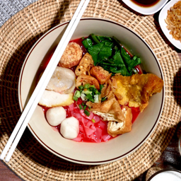 บะหมี่เส้นกลม เย็นตาโฟ